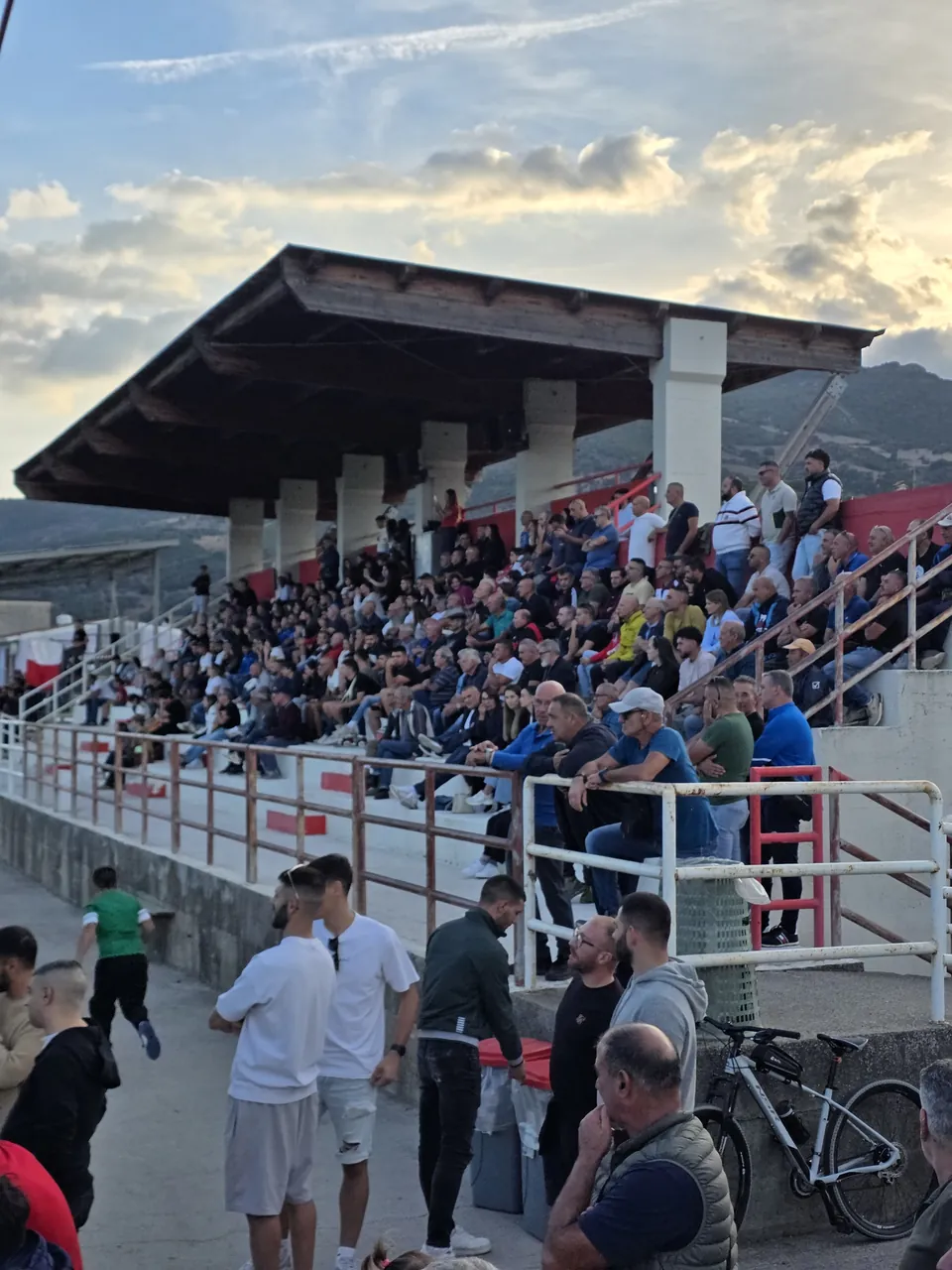 La tribuna di Is Arranas piena di tifosi