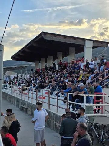La tribuna di Is Arranas piena di tifosi