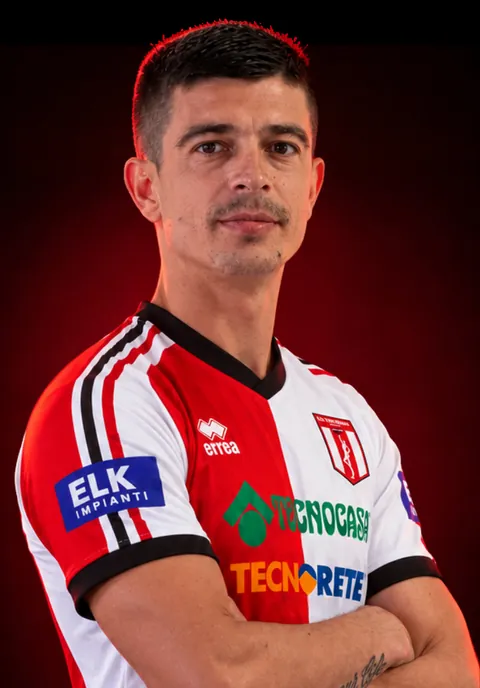 Mattia Floris, centrocampista